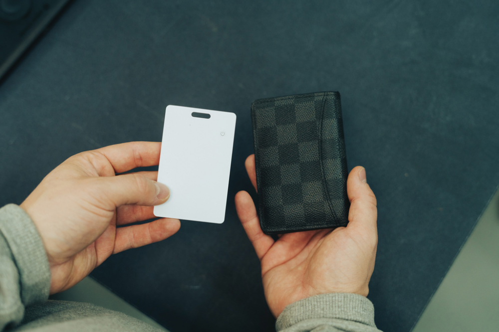 Card ultra-subțire dotat cu tehnologie integrată Find My [12]