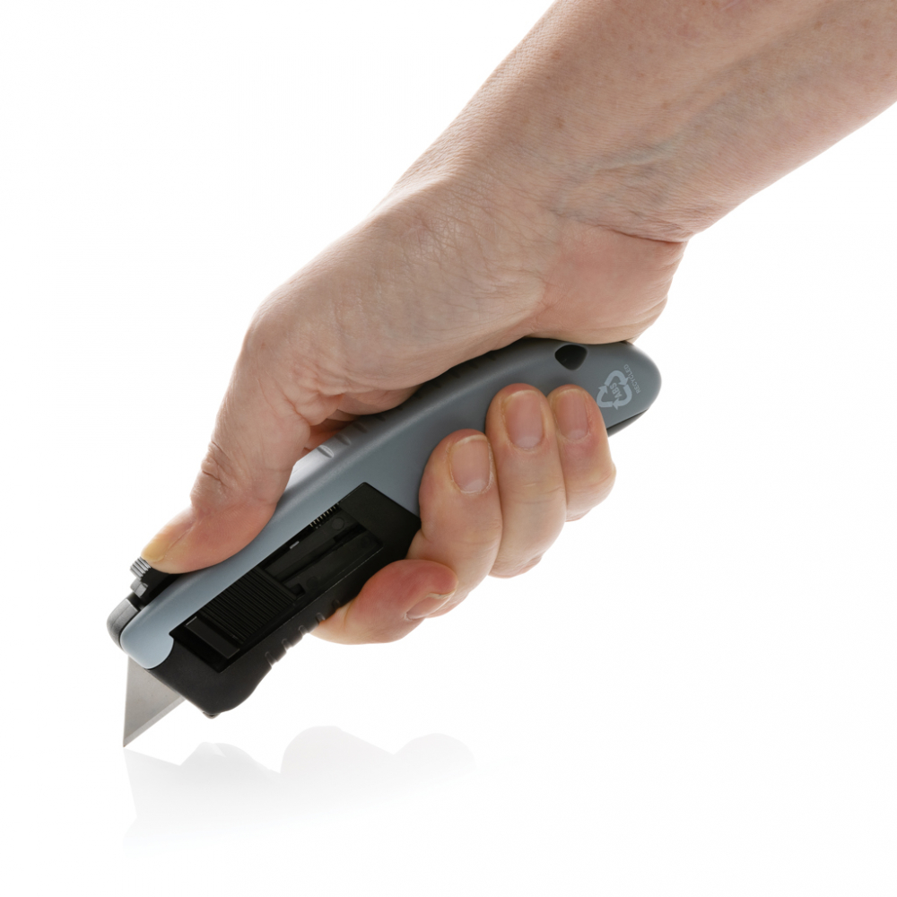 Cutter auto-retractabil [5]