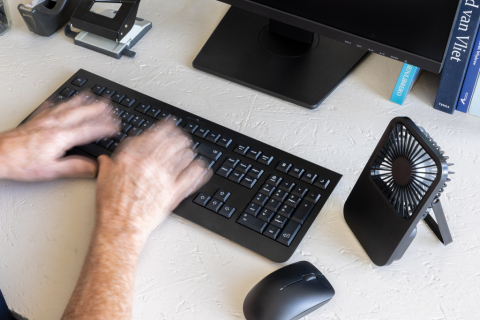 Aervina RCS recycled plastic re-chargeable desk fan [8]