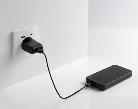 Baterie externă 10.000 mAh, cu port USB-C bidirecțional și USB-A [6]