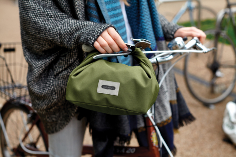 Black+Blum 6.7L insulated Lunch/Cooler Bag [19]