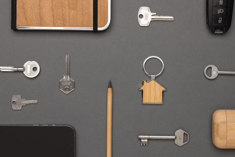 Breloc în formă de casă din aliaj de zinc reciclat și bambus [7]