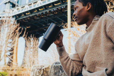 Cană termică Embrace din oțel reciclat – 900 ml [7]