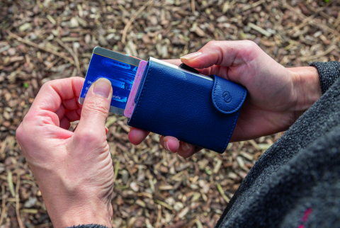 Portcard solid cu protecție anti-skimming și portofel integrat [13]