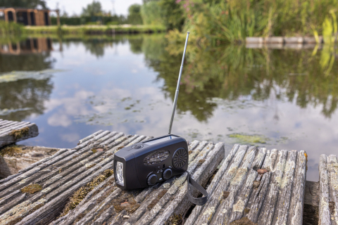 Radio de urgență cu lanternă, încărcare solară și manivelă [9]
