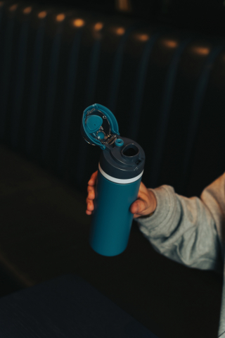 Sticlă de apă Omni Sip din oțel reciclat – 720 ml [8]