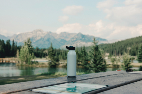 Sticlă termoizolantă Ara cu pai și capac flip-top – 500 ml [11]