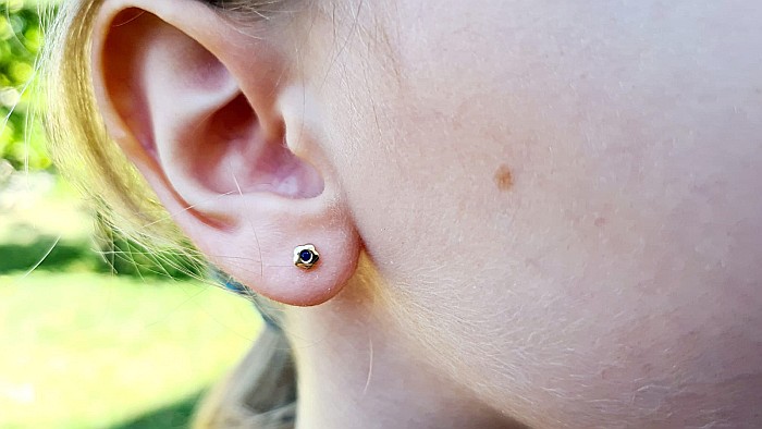 Cercei din aur alb 14K Floricele 4mm cu Smarald [3]