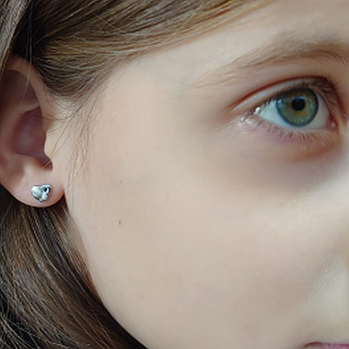 Cercei din aur alb 14K surub copii dama Inimi cu smarald lateral [2]