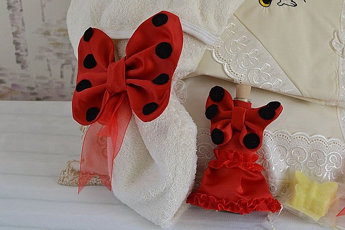 Trusou botez fetite cu tema MINNIE rosu 7 piese [2]