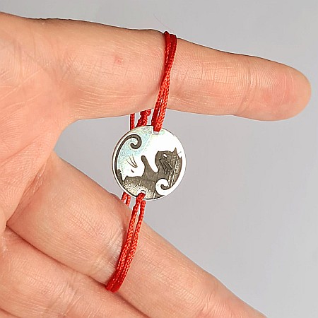 Bratara martisor snur rosu Banut argint 925 Pisica Yin Yang. [1]