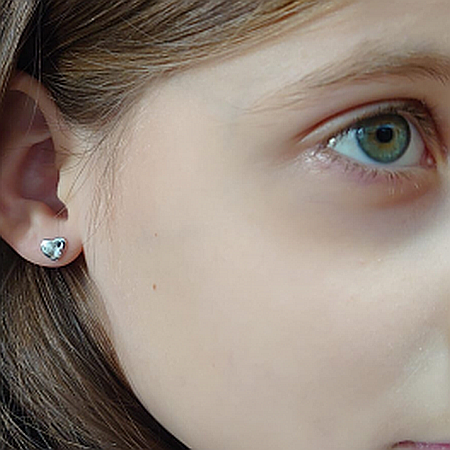 Cercei din aur alb 14K surub copii dama Inimi cu smarald lateral [1]