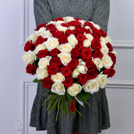 Aranjamente florale - Buchet 101 Trandafiri Rosii si Albi