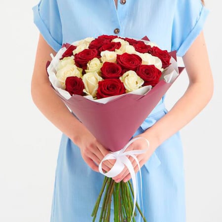 Aranjamente florale - Buchet  25 Trandafiri Rosii si Albi