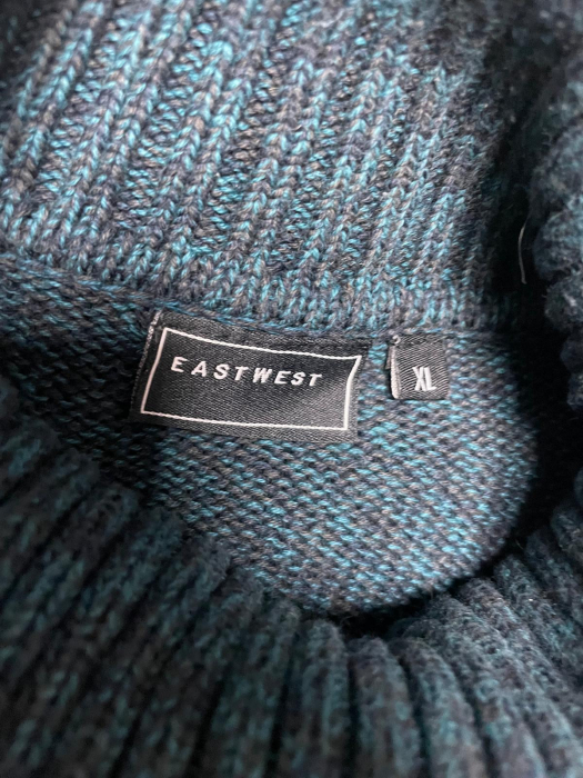 East West pulover                           L [3]