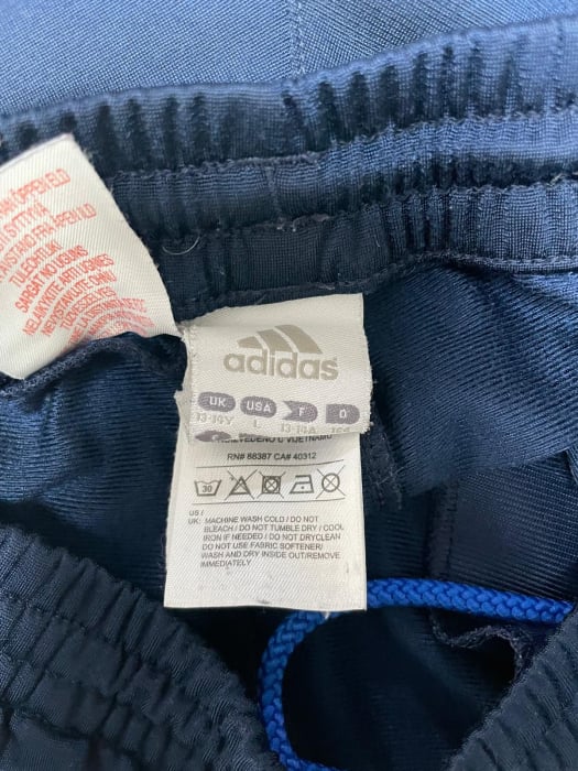 Adidas pantaloni scurti                        164 [3]