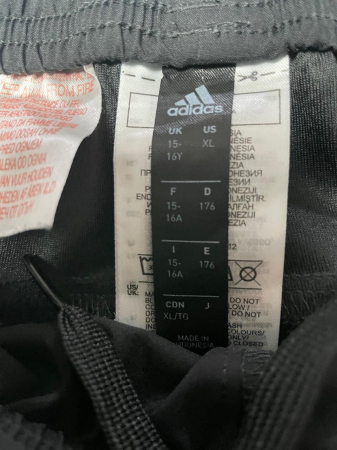 Adidas pantaloni scurti                         S [2]
