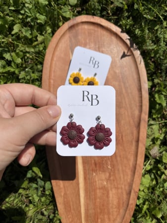 Autumn Collection - Cercei atârnatore handmade din FIMO, cu floare și stud biluță, disponibile în vișiniu cu maro și floarea soarelui, inspirați de culorile cozy de toamnă.