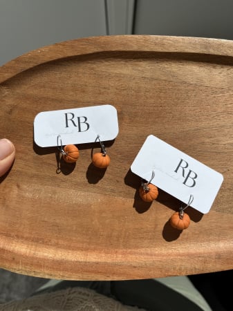 Autumn Collection - Cercei handmade din lut polimeric în formă de dovlecei 3D cu tortițe leverback din oțel chirurgical, inspirați din culorile toamnei.