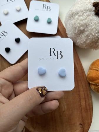 Autumn Collection - Cercei stud handmade în formă de inimioare, mici și colorate, cu tije din oțel chirurgical, disponibili în albastru deschis, roz pudra, negru, albastru marin, alb, roșu, verde închis și magenta.