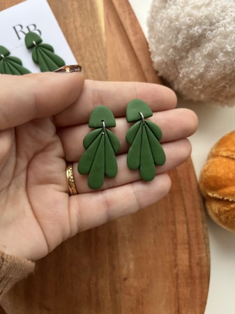 Autumn Collection - Cercei atârnați handmade cu stud, din lut polimeric, forme abstracte de frunze în verde, verde deschis și portocaliu, inspirați de culorile tomnatice.