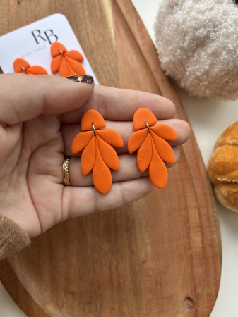 Cercei atârnați handmade cu stud, din lut polimeric, forme abstracte de frunze în verde, verde deschis și portocaliu, inspirați de culorile tomnatice. [1]