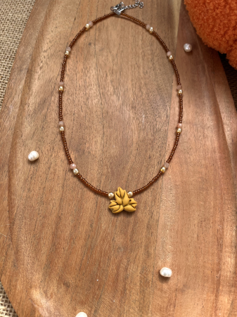 Colier handmade cu pandantiv frunzuliță, margeluțe Toho maro și piatra soarelui, inspirat de culorile cozy de toamnă. [1]