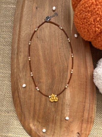 Autumn Collection - Colier handmade cu pandantiv frunzuliță, margeluțe Toho maro și piatra soarelui, inspirat de culorile cozy de toamnă.