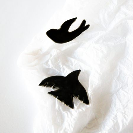 Broșă - Pasăre măiastră-n zbor(cu aripi închise, neagră) [1]