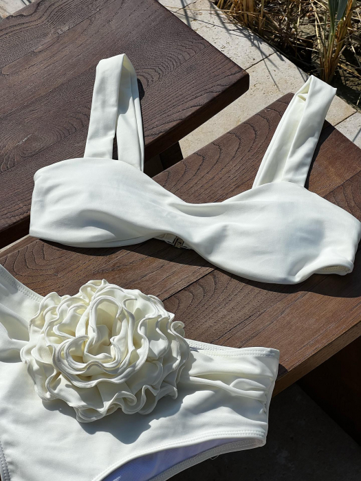 Costum de baie 2 piese alb cu floare Obsessed [6]