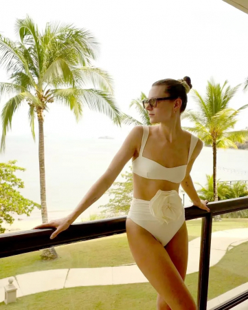 Costum de baie 2 piese alb cu floare Obsessed [9]