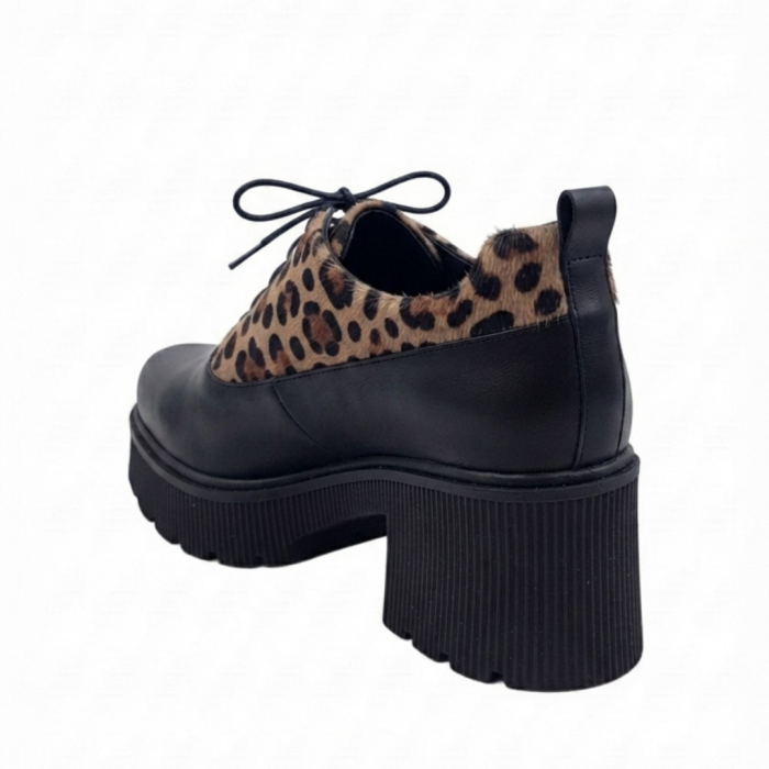 Pantofi moderni din piele naturală cu imprimeu leopard mat – talpă masivă neagră [3]