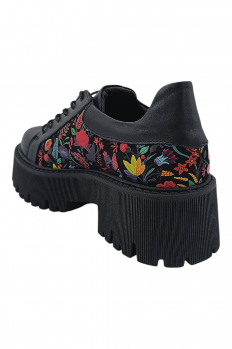 Pantofi damă, piele naturală, talpă cu striații, cu imprimeu traditional floral, negru [3]