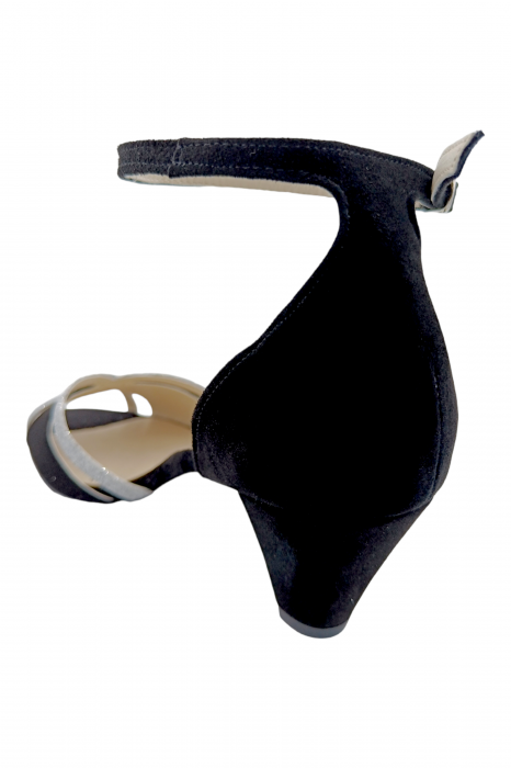 Sandale damă din piele naturală întoarsă de culoare neagră și glitter argintiu cu toc conic de 6 cm îmbrăcat în piele întoarsă, vârf decupat, se închide cu cataramă, piele ecologică în interior, talpă subțire din thunit. Sunt comozi, eleganți și ușor de purtat, pentru sezonul de primăvară și vară. [2]