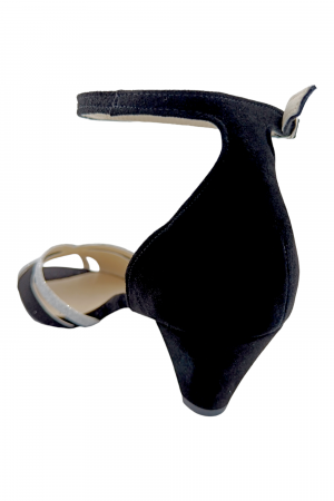 Sandale damă din piele naturală întoarsă de culoare neagră și glitter argintiu cu toc conic de 6 cm îmbrăcat în piele întoarsă, vârf decupat, se închide cu cataramă, piele ecologică în interior, talpă subțire din thunit. Sunt comozi, eleganți și ușor de purtat, pentru sezonul de primăvară și vară. [1]