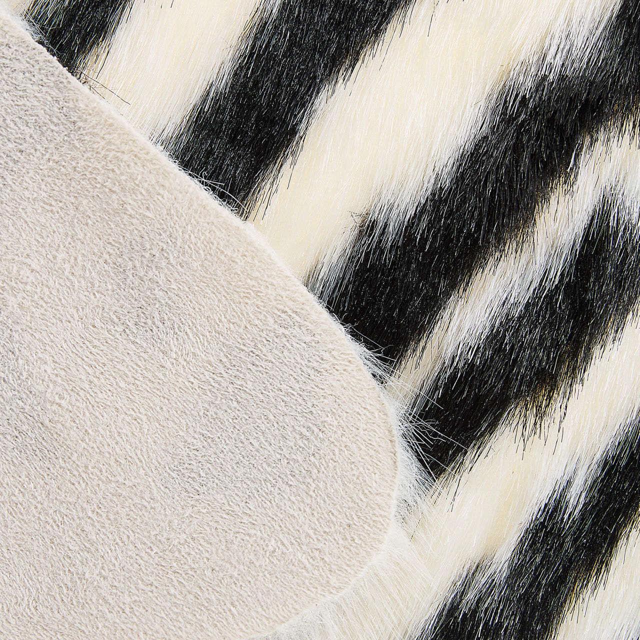Faux fur rug NAMBUNG White Black 60 x 90 cm [5]