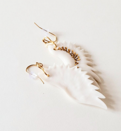 cercei-din-porțelan-alb-aripi-cu-model-aurit-white-seraphim [1]