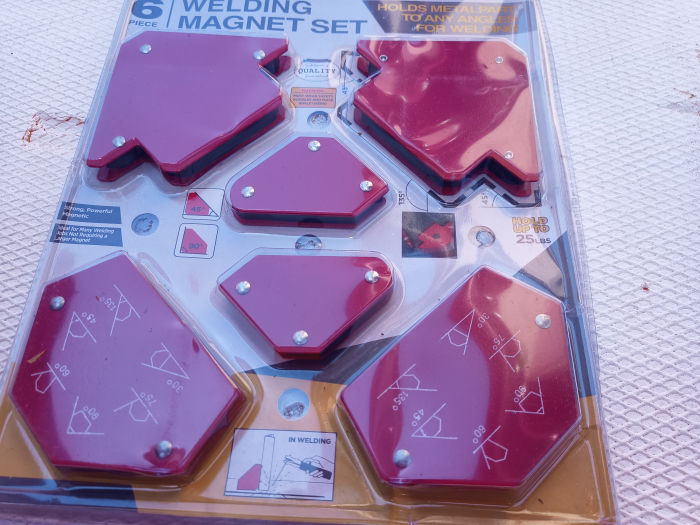 Set 6 coltare magnetice pentru sudura. [1]