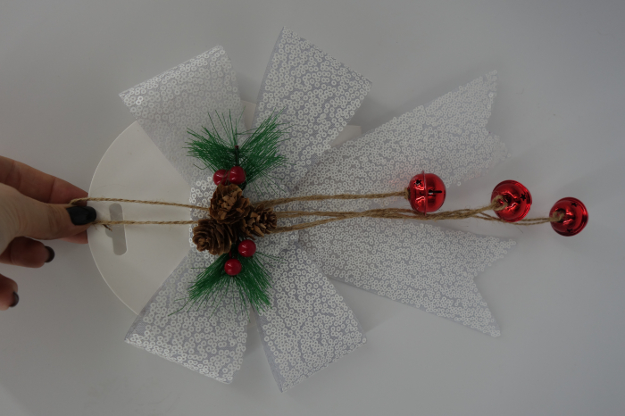 Fundiță decorativă albă, cu clopoței și crenguțe de brad, 25 cm [3]