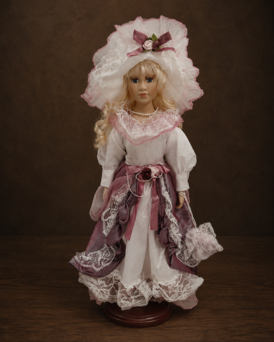 Păpușă de colecție, din porțelan, rochie victoriană, cu suport, alb-mov, 43 cm [2]