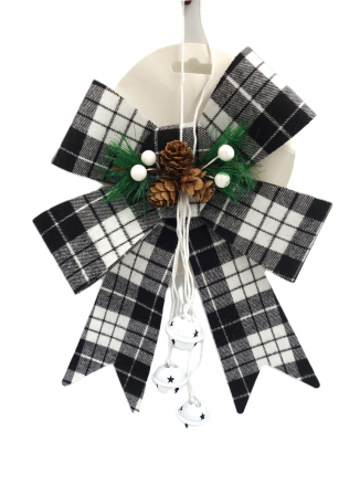 Decoratiuni brad - Fundiță decorativă alb-negru, cu clopoței, conuri și crenguțe artificiale, 25 cm