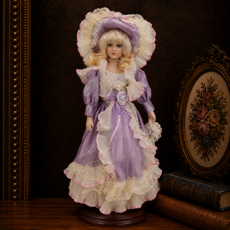 Papusi de colectie - Păpușă din porțelan, de colecție, rochie clasica eleganta, lavanda-regala, cu suport, 45 cm