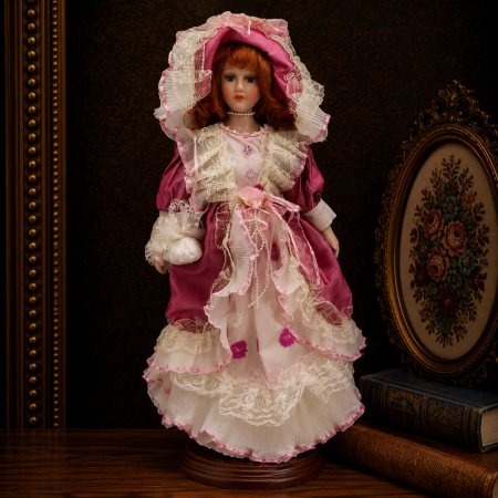 Papusi de colectie - Păpușă din porțelan, de colecție, rochie victoriana, roz, cu suport, 45 cm