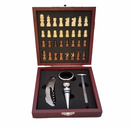 Cadouri barbati - Set cutie cadou cu tabla de sah si accesorii pentru vin, 17 cm