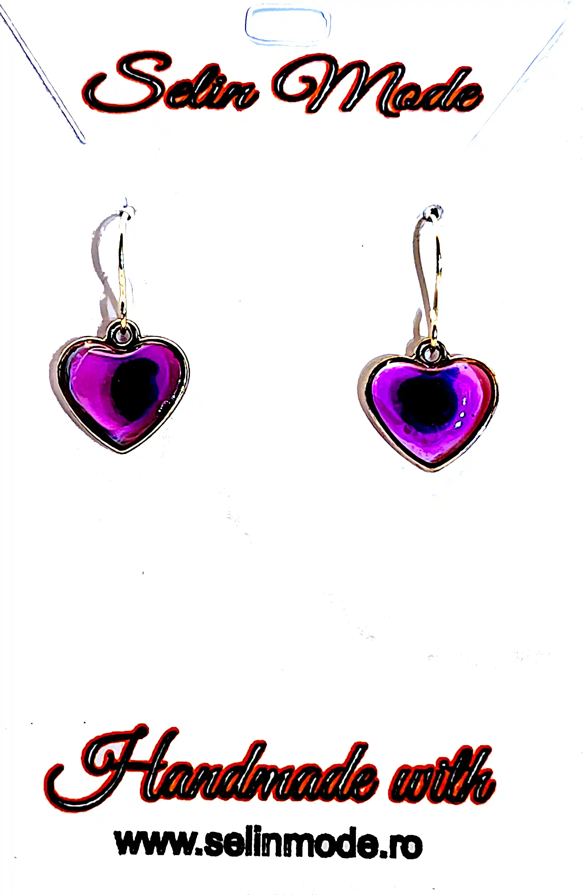 1.	Evită expunerea prelungită la soare puternic direct Rășina epoxidică poate îngălbeni în timp sub UV intens Nu folosi alcool izopropilic, acetona, diluanți sau solvenți puternici Acestea pot matui suprafața epoxidică  2.	Curățarea recomandată: – apă călduță și puțin detergent lichid delicat– șterge cu o lavetă moale din microfibră 3.	Depozitare recomandată: – uscat – ferit de căldură excesivă 4.	Aplicarea produselor cosmetice (parfum, fixativ, cremă) trebuie făcută înainte de a pune cerceii Nu purta cerceii în apă (duș / piscină / mare) Dacă pierd luciul în timp lustruire ușoară cu lavetă din microfibră [1]