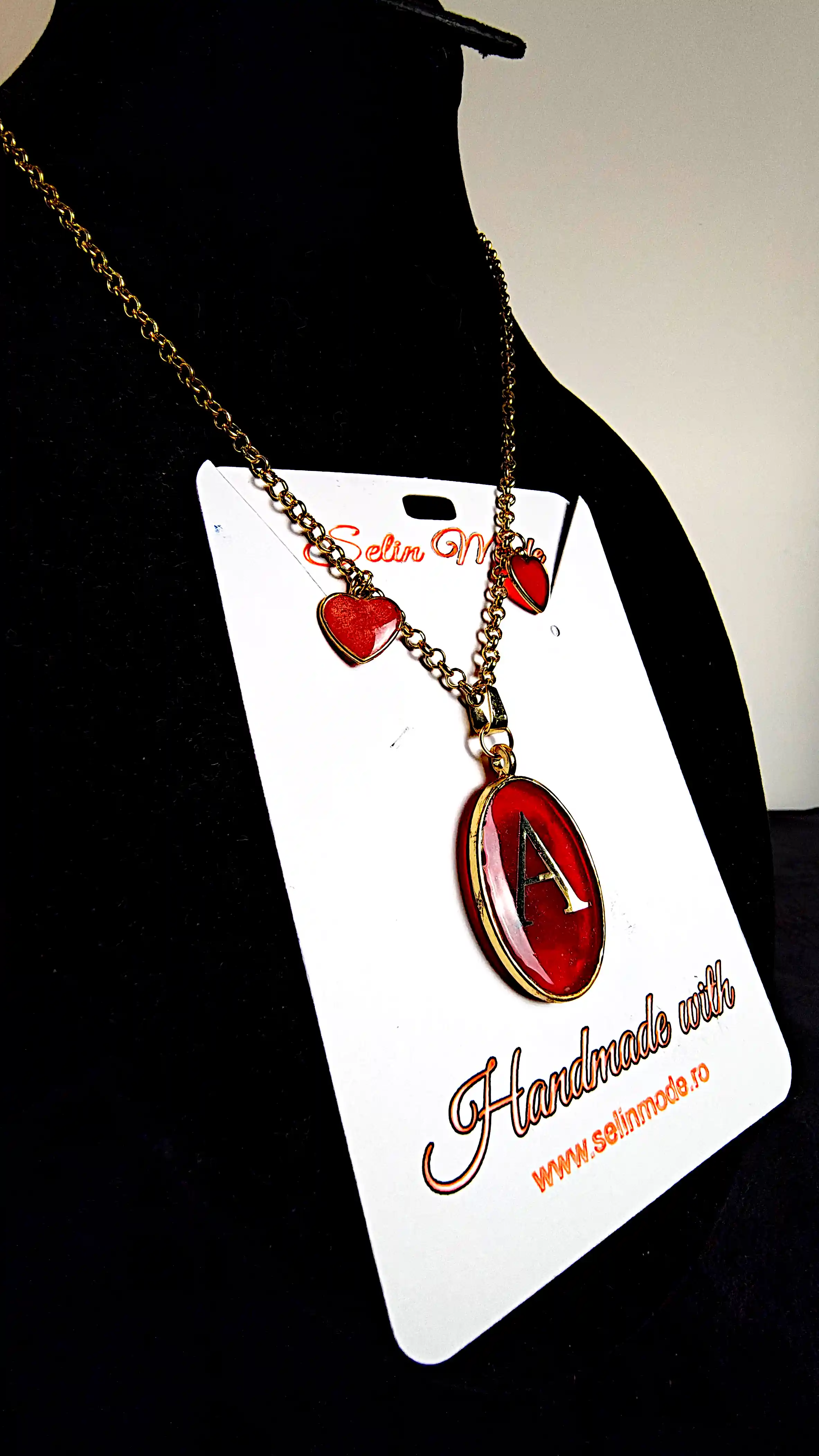 Pandantiv Din Rășină cu Inițială și Accente Roșii – SM 151 | Bijuterie Handmade Selin Mode [3]