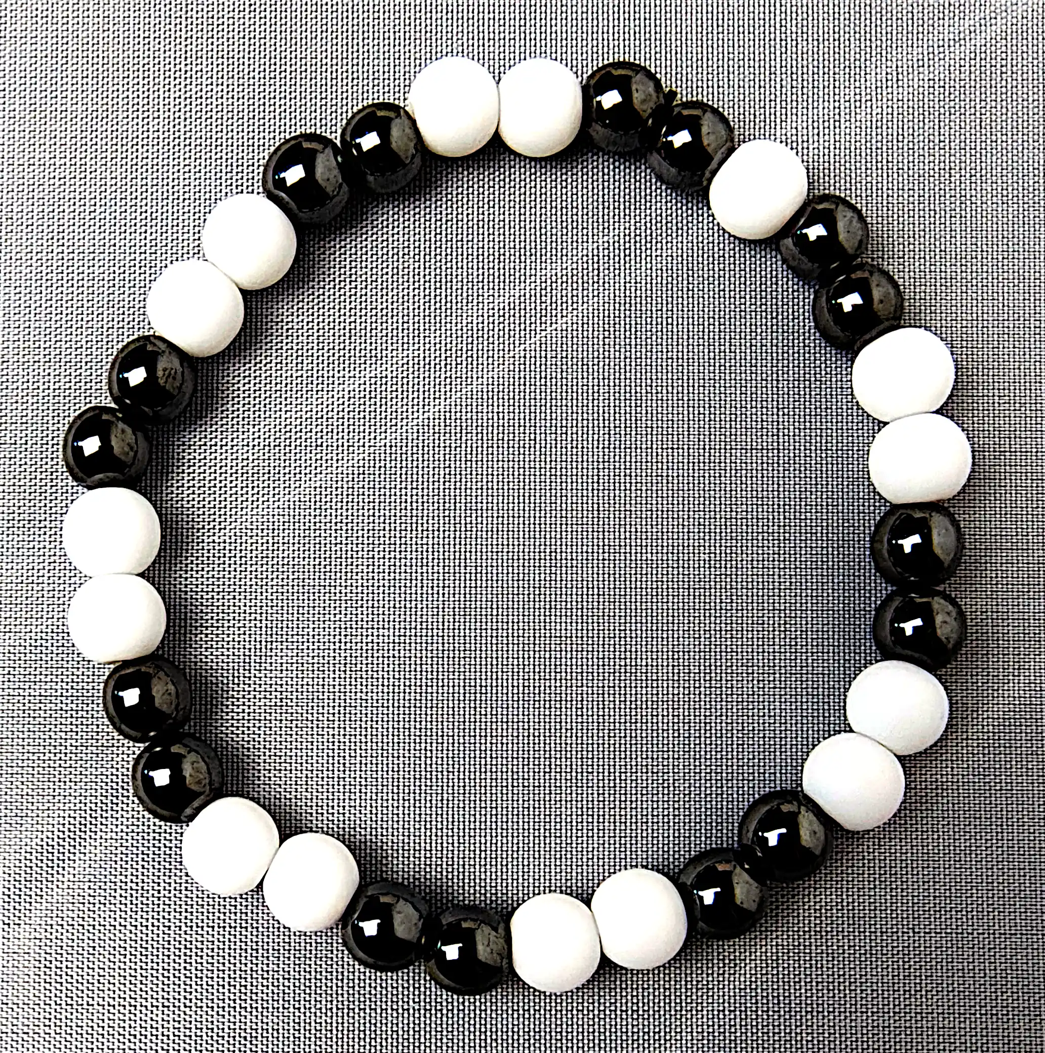Brățară din hematit și onix alb, biluțe 6 mm, mărime 17,5 cm – SM 130 [1]
