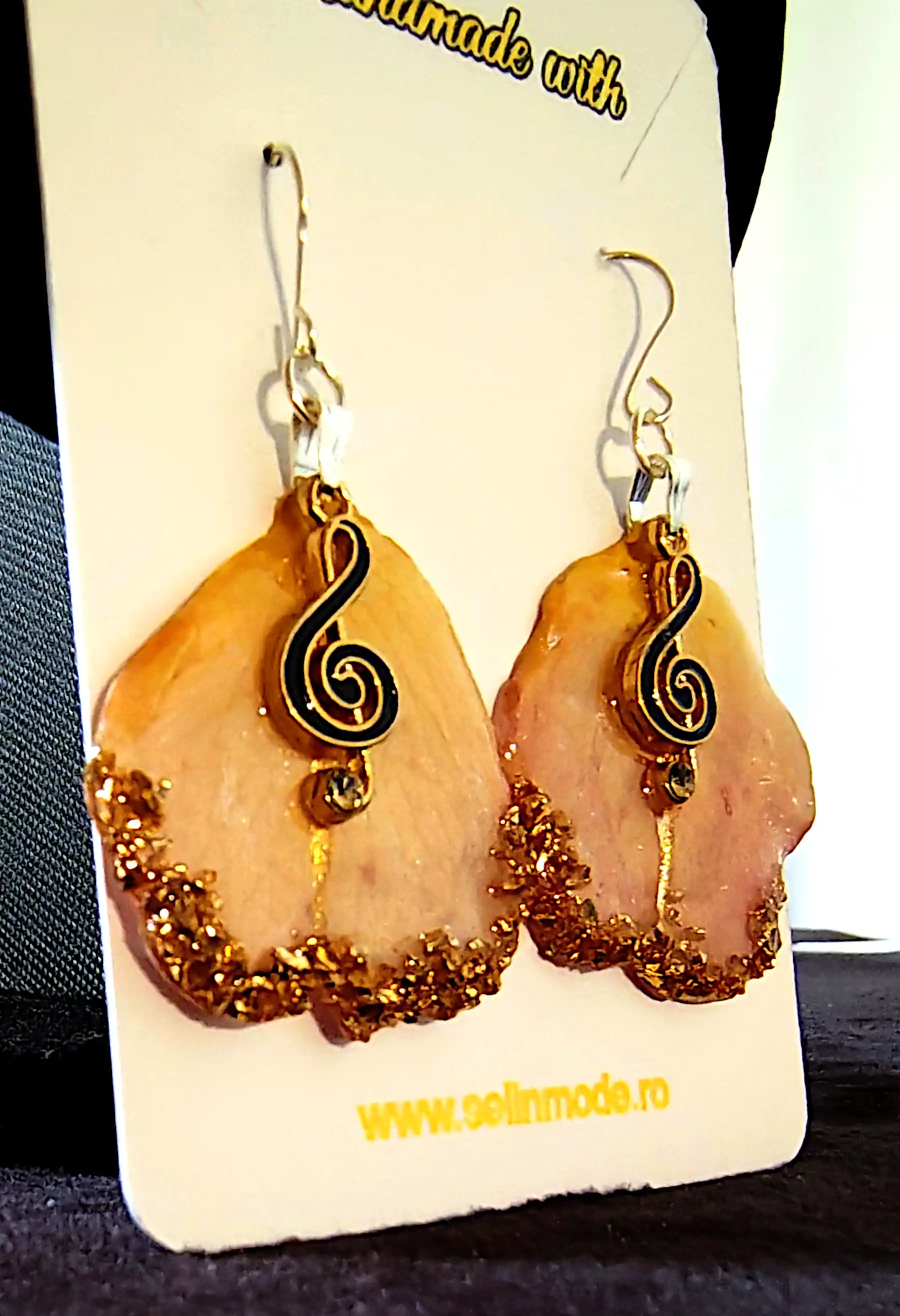 Cercei din Rășină cu Petale Galbene Naturale și Cheie Sol Aurie – Handmade SM90 [1]