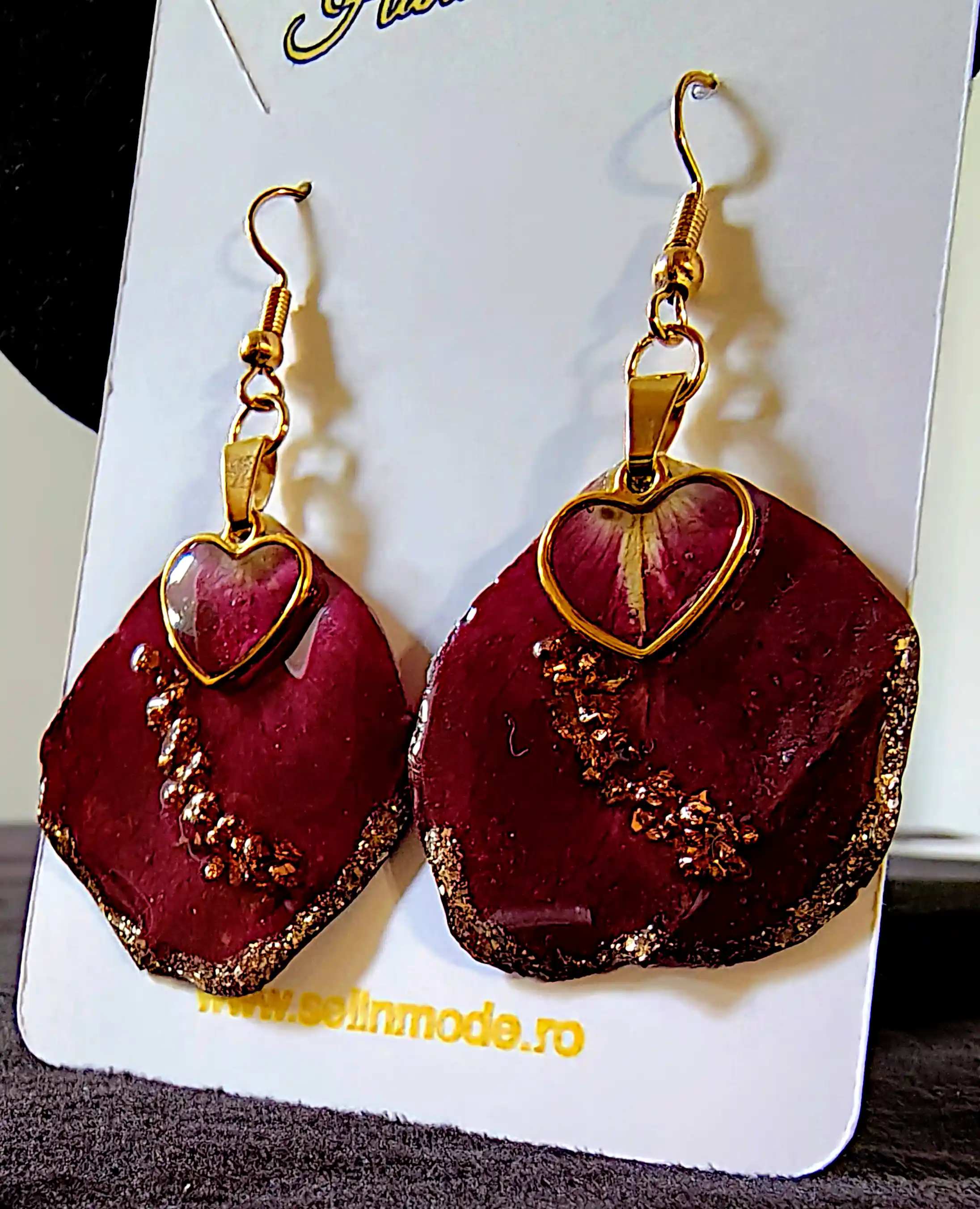 Cercei din Rășină cu Petale Naturale Roșii și Inimă Auriu – Handmade SM 88 [3]