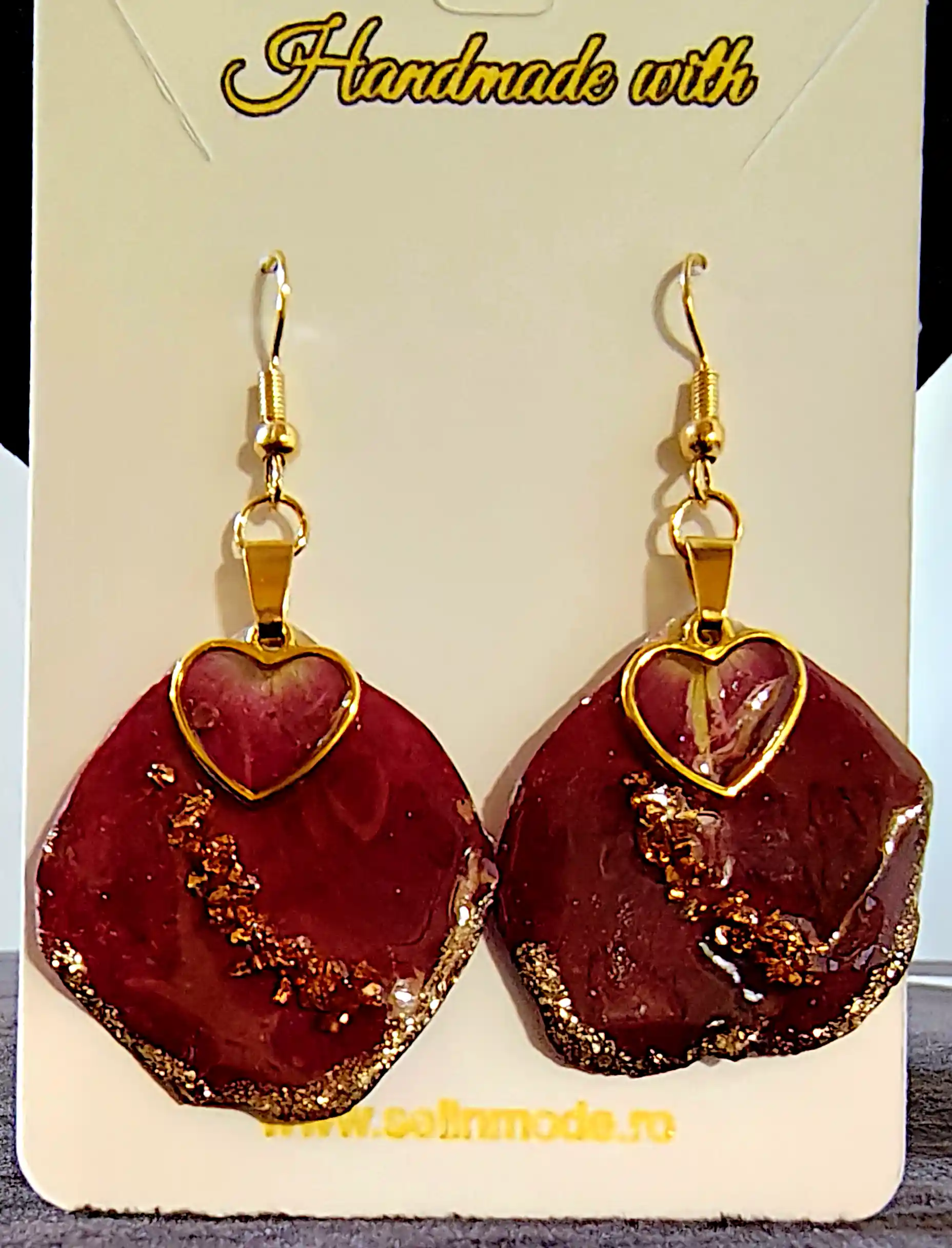 Cercei din Rășină cu Petale Naturale Roșii și Inimă Auriu – Handmade SM 88 [1]